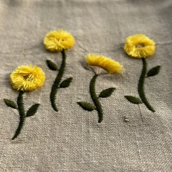 Brand New Tea / Hand Towel with Daisies - BNWT - Picture 2 of 6